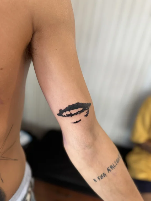 abstract minimalist woman black grey elegant minimal bold line dark tattoo Canggu Bali