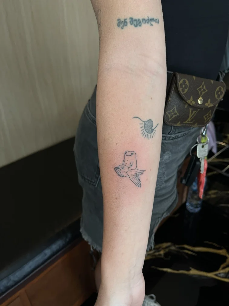 bird fly fineline linework line tattoo hand woman cute tattoo canggu bali
