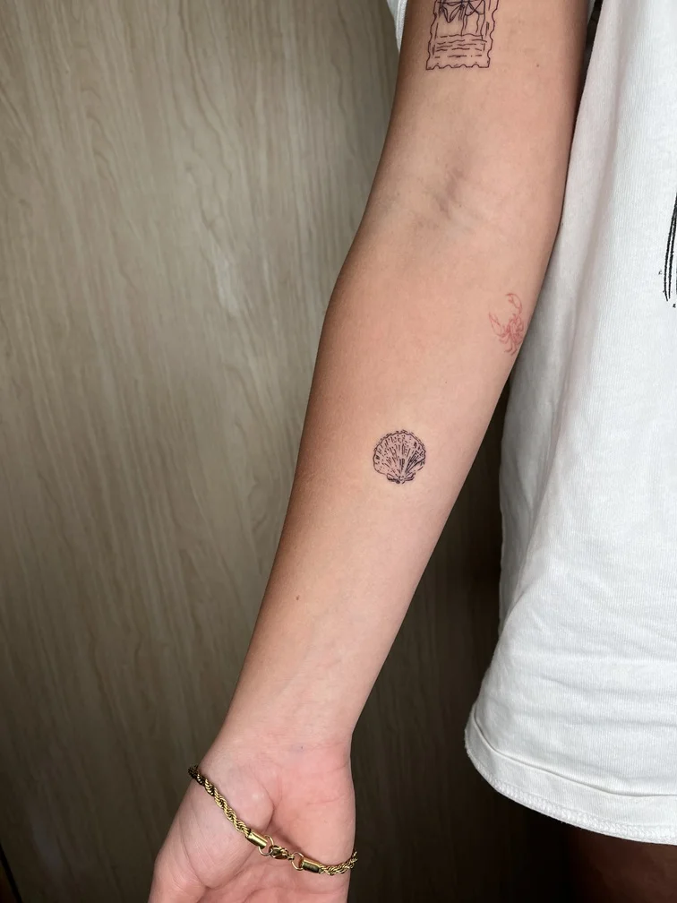 sea ​​shells animal man hand minimalist fineline fine line linework line black shading tattoo canggu bali