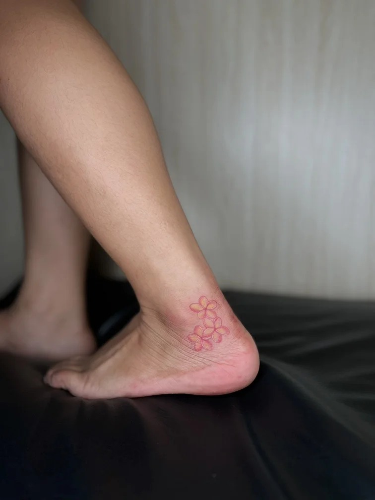 flower woman foot colorfull red line tattoo simple color elegant tattoo canggu bali